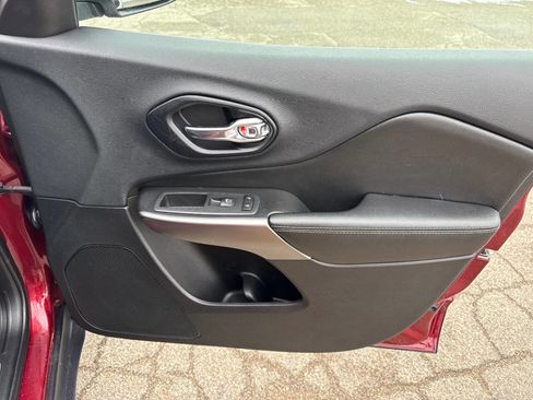 Used 2019 Jeep Cherokee Limited image 32