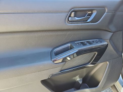 New 2025 Nissan Pathfinder SV w/ Black Appearance Package image 9