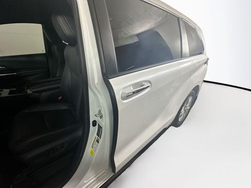 Used 2025 Toyota Sienna Limited FWD image 12