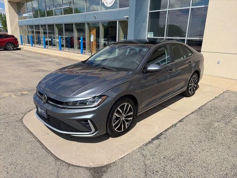 Used 2025 Volkswagen Jetta SE FWD image 5