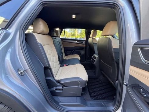 Used 2024 Volkswagen Atlas Cross Sport SE image 19