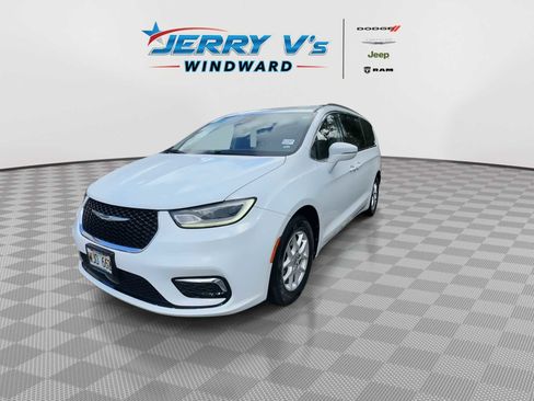 Used 2022 Chrysler Pacifica Touring-L image 4