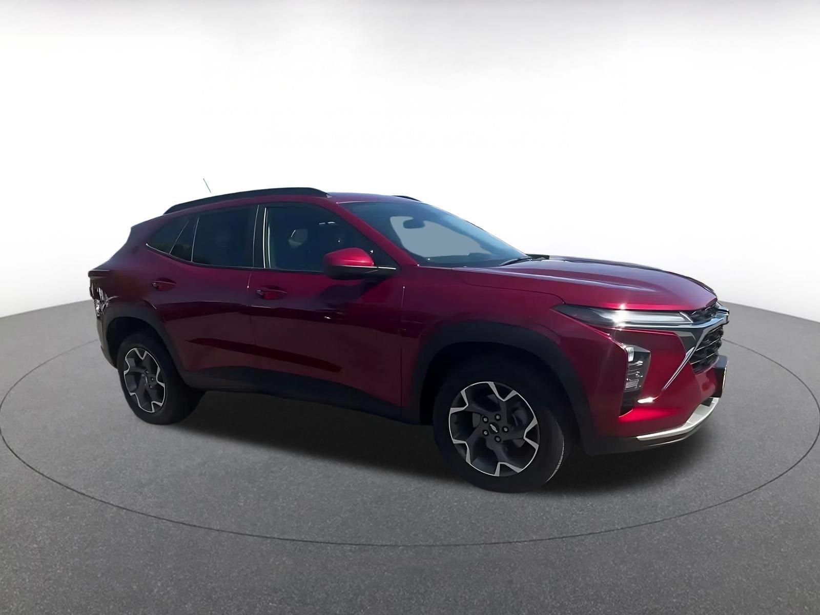 Used 2025 Chevrolet Trax LT FWD image 2
