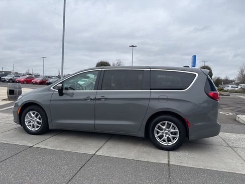 Used 2023 Chrysler Pacifica Touring-L image 10