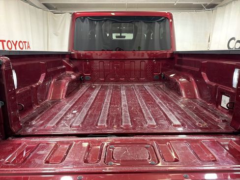 Used 2022 Jeep Gladiator Overland w/ Popular Equipment Package AWD/4WD image 17