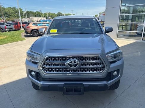 Used 2017 Toyota Tacoma TRD Off-Road w/ Tow Package (A/T) AWD/4WD image 2