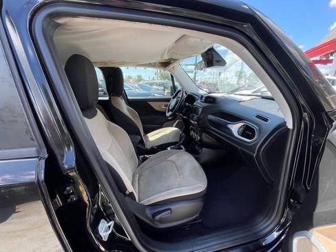 Used 2015 Jeep Renegade Latitude w/ Cold Weather Group II FWD image 18