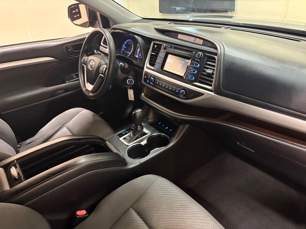 Used 2018 Toyota Highlander LE AWD/4WD image 14