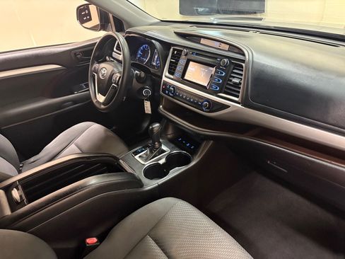 Used 2018 Toyota Highlander LE AWD/4WD image 14