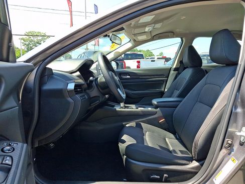 Used 2025 Nissan Altima 2.5 SV FWD image 15