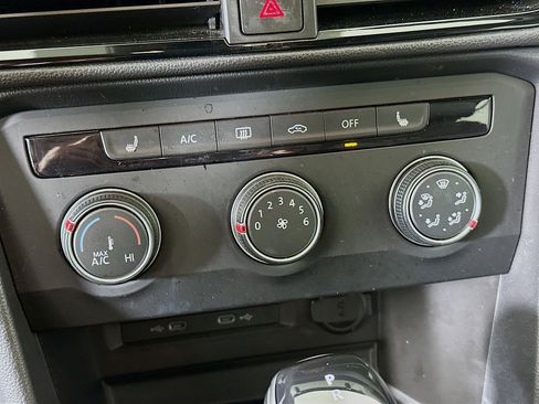 Used 2022 Volkswagen Taos SE image 23