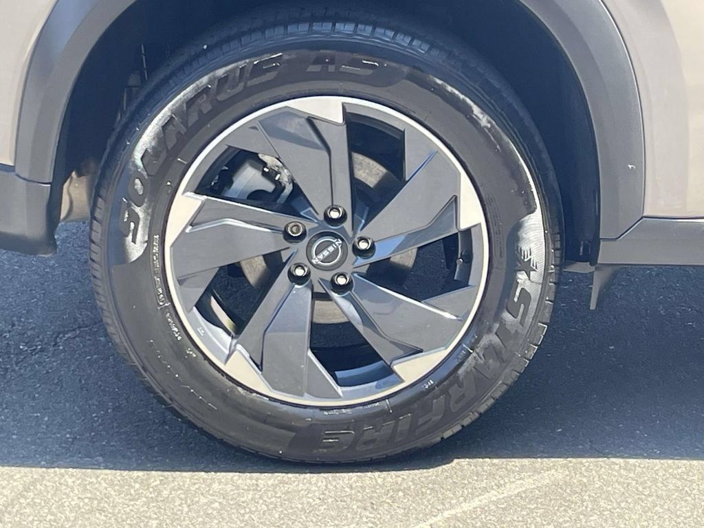 Used 2025 Nissan Rogue SV FWD image 7