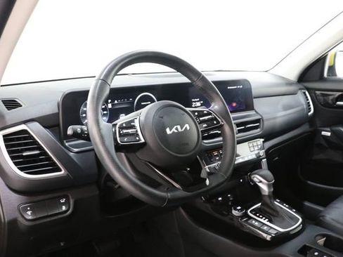 Used 2024 Kia Seltos SX w/ SX Sunroof Package AWD/4WD image 16