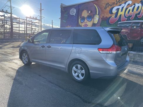 Used 2011 Toyota Sienna image 3