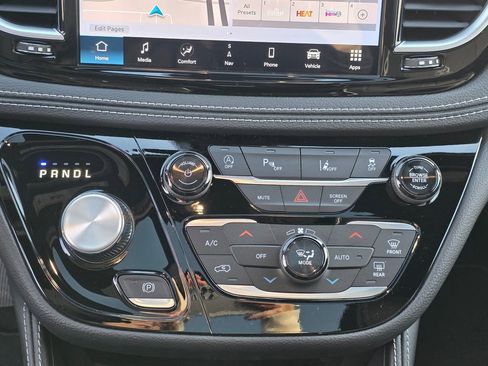 New 2026 Chrysler Pacifica Limited image 22