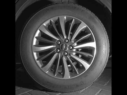 Used 2023 Lincoln Nautilus FWD w/ Premium Package image 11
