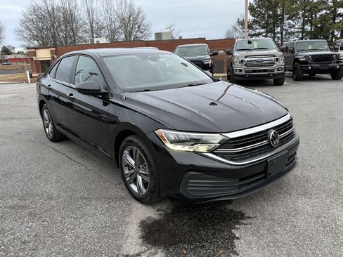 Used 2023 Volkswagen Jetta SE image 4