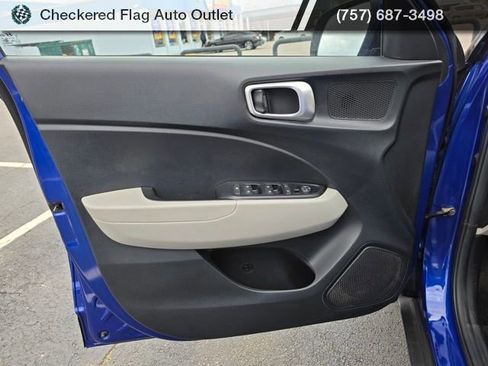 Used 2023 Hyundai Venue SEL image 19