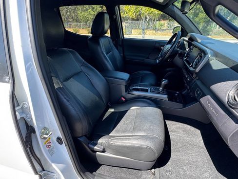 Used 2020 Toyota Tacoma TRD Off-Road w/ Technology Package image 16