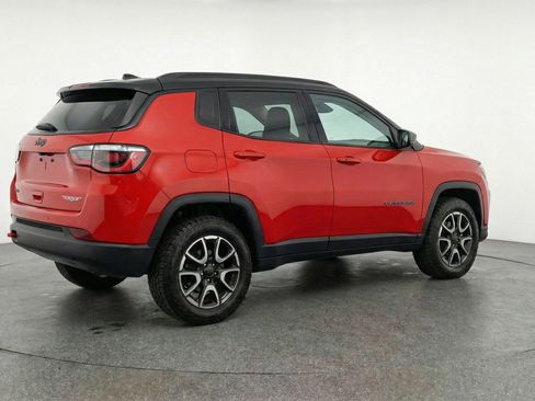 Used 2025 Jeep Compass Trailhawk AWD/4WD image 9