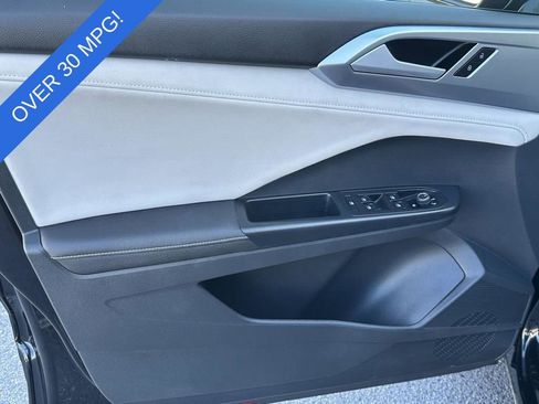 Used 2025 Volkswagen Taos SE image 22