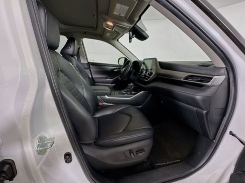 Used 2020 Toyota Highlander XLE FWD image 30