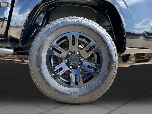 Used 2022 Toyota Tacoma SR w/ SR Convenience Package RWD image 11