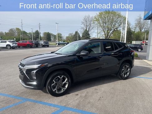 Used 2025 Chevrolet Trax LT FWD image 8