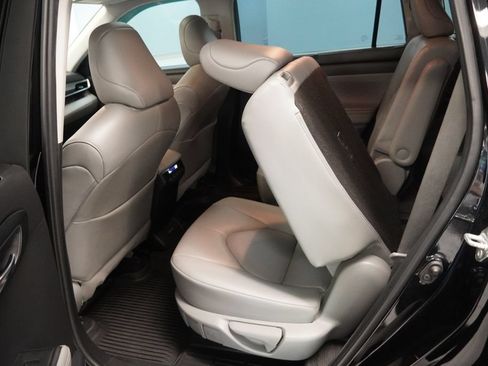 Used 2022 Toyota Highlander XLE AWD/4WD image 20