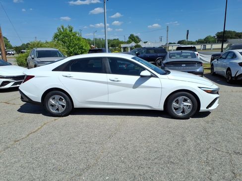 New 2026 Hyundai Elantra SE FWD image 2