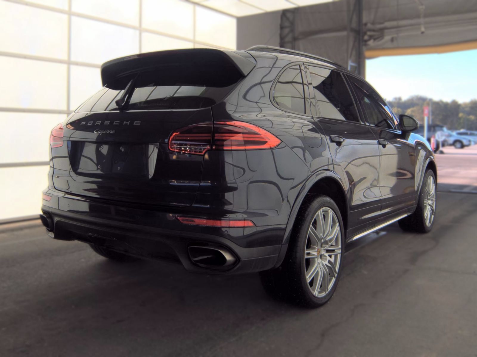 Used 2018 Porsche Cayenne Platinum Edition w/ Premium Package Plus AWD/4WD image 3