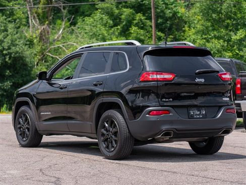 Used 2018 Jeep Cherokee Latitude Plus w/ Cold Weather Group AWD/4WD image 7
