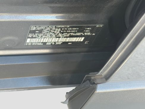 Used 2019 Toyota RAV4 XLE Premium FWD image 38