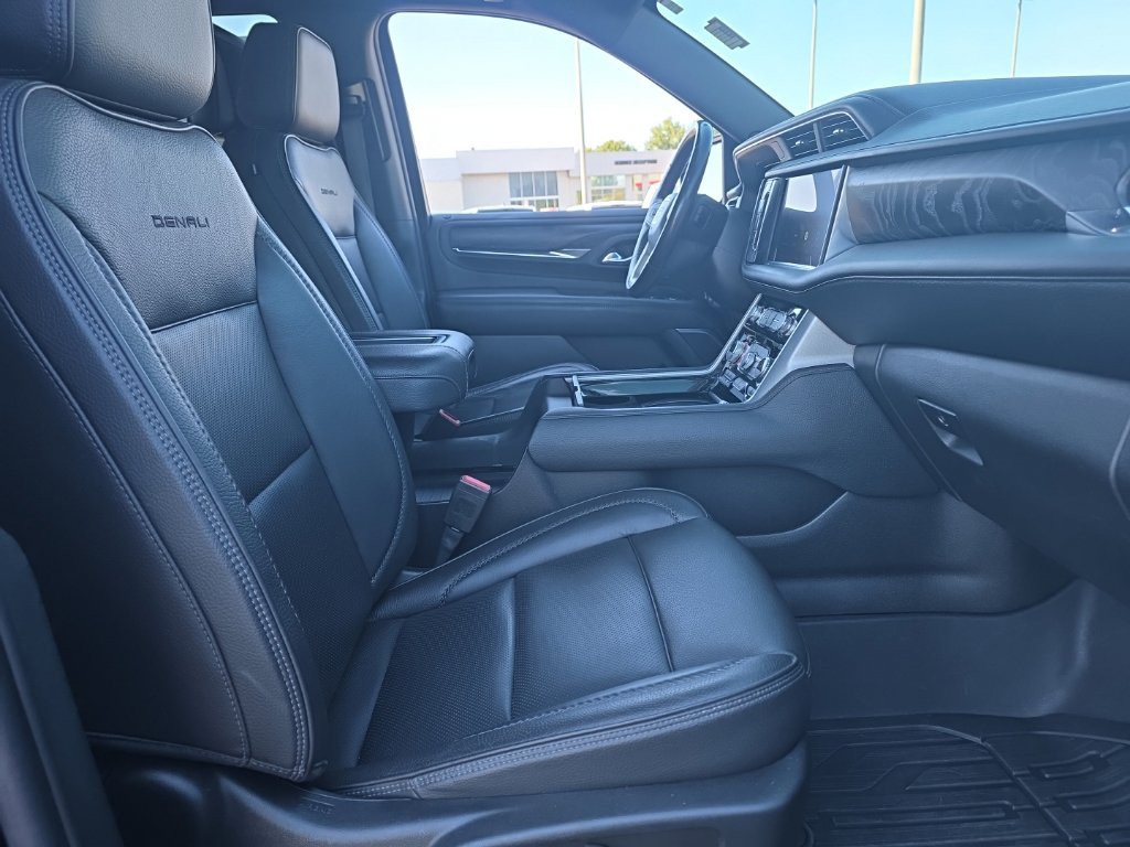 Used 2022 GMC Yukon Denali w/ Denali Ultimate Package AWD/4WD image 11