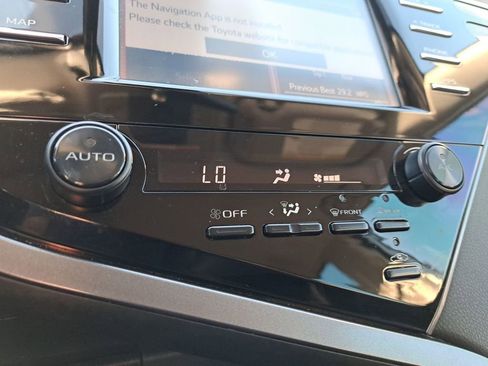 Used 2019 Toyota Camry SE image 25