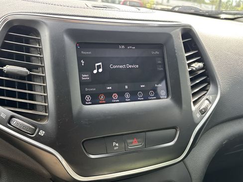 Used 2019 Jeep Cherokee Latitude Plus AWD/4WD image 13