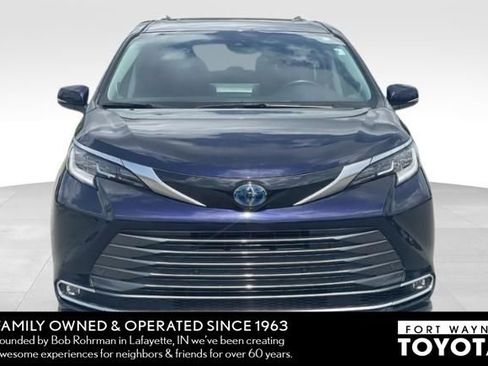 Used 2023 Toyota Sienna Limited FWD image 3