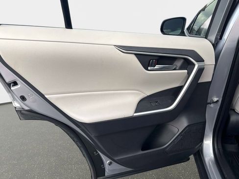 Used 2022 Toyota RAV4 XLE Premium image 41