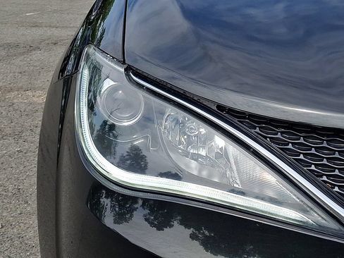 Used 2019 Chrysler Pacifica Limited w/ Tire & Wheel Group FWD image 12