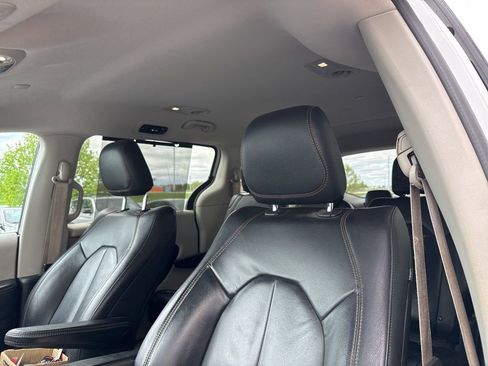 Used 2017 Chrysler Pacifica Touring-L w/ Tire & Wheel Group FWD image 9
