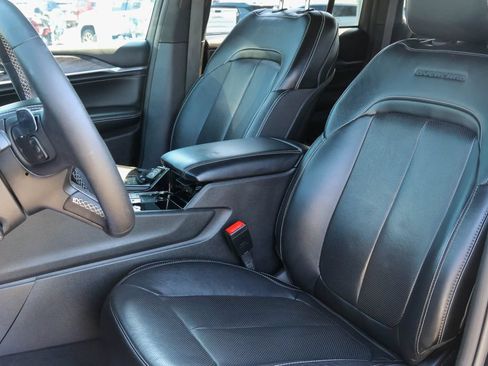 Used 2023 Jeep Grand Cherokee Overland AWD/4WD image 5