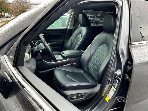 Used 2024 Toyota Highlander XLE image 10