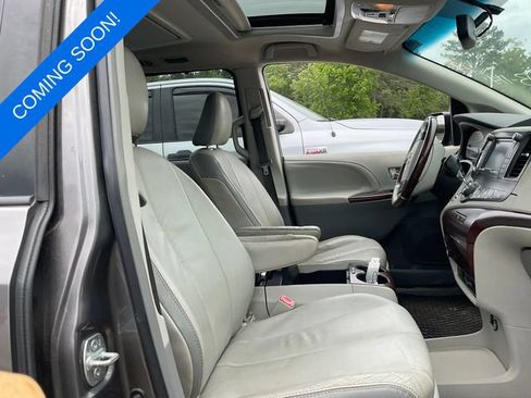 Used 2011 Toyota Sienna Limited w/ Premium Pkg FWD image 6