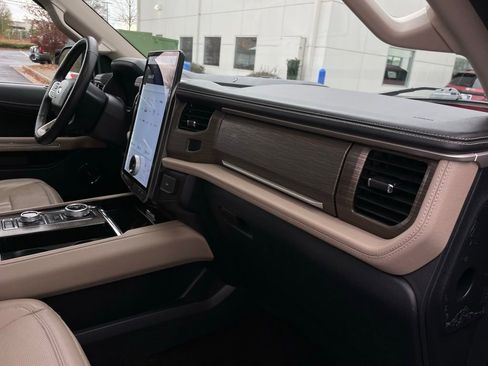 Used 2022 Ford Expedition Limited image 34