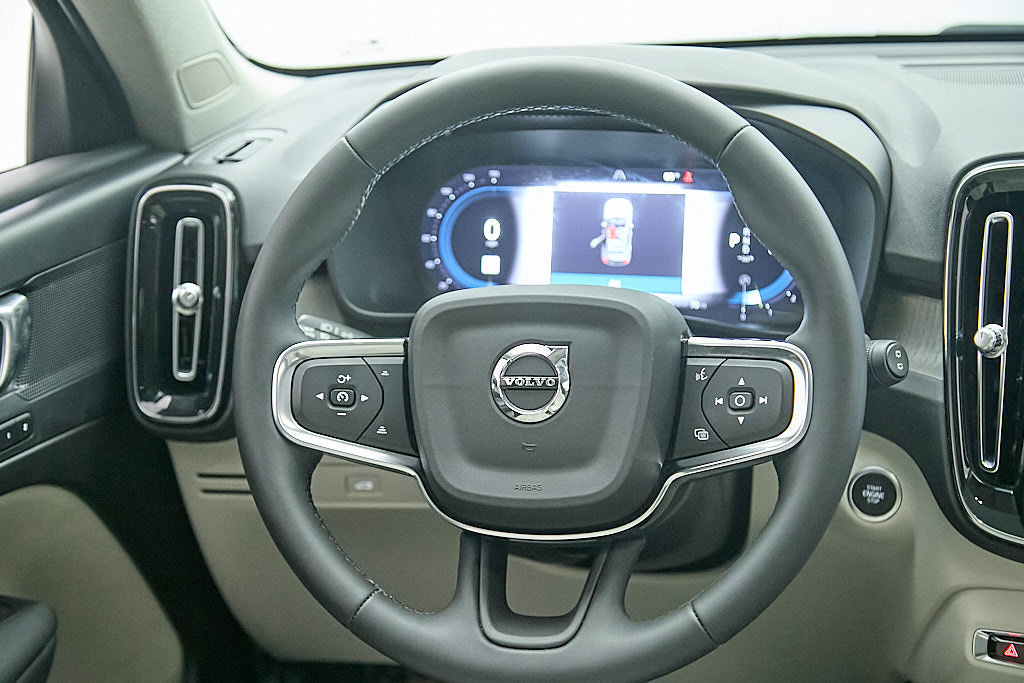 Certified 2023 Volvo XC40 B5 Plus w/ Protection Package Premier AWD/4WD image 26