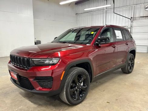 Used 2025 Jeep Grand Cherokee Altitude RWD image 3