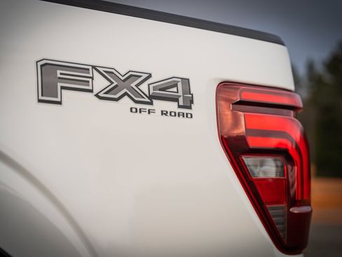 Used 2024 Ford F150 Lariat w/ FX4 Off-Road Package image 19