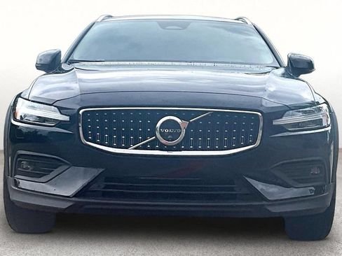 Certified 2025 Volvo V60 B5 Cross Country Plus AWD/4WD image 4