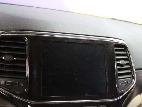 Used 2022 Jeep Grand Cherokee Laredo E AWD/4WD image 16