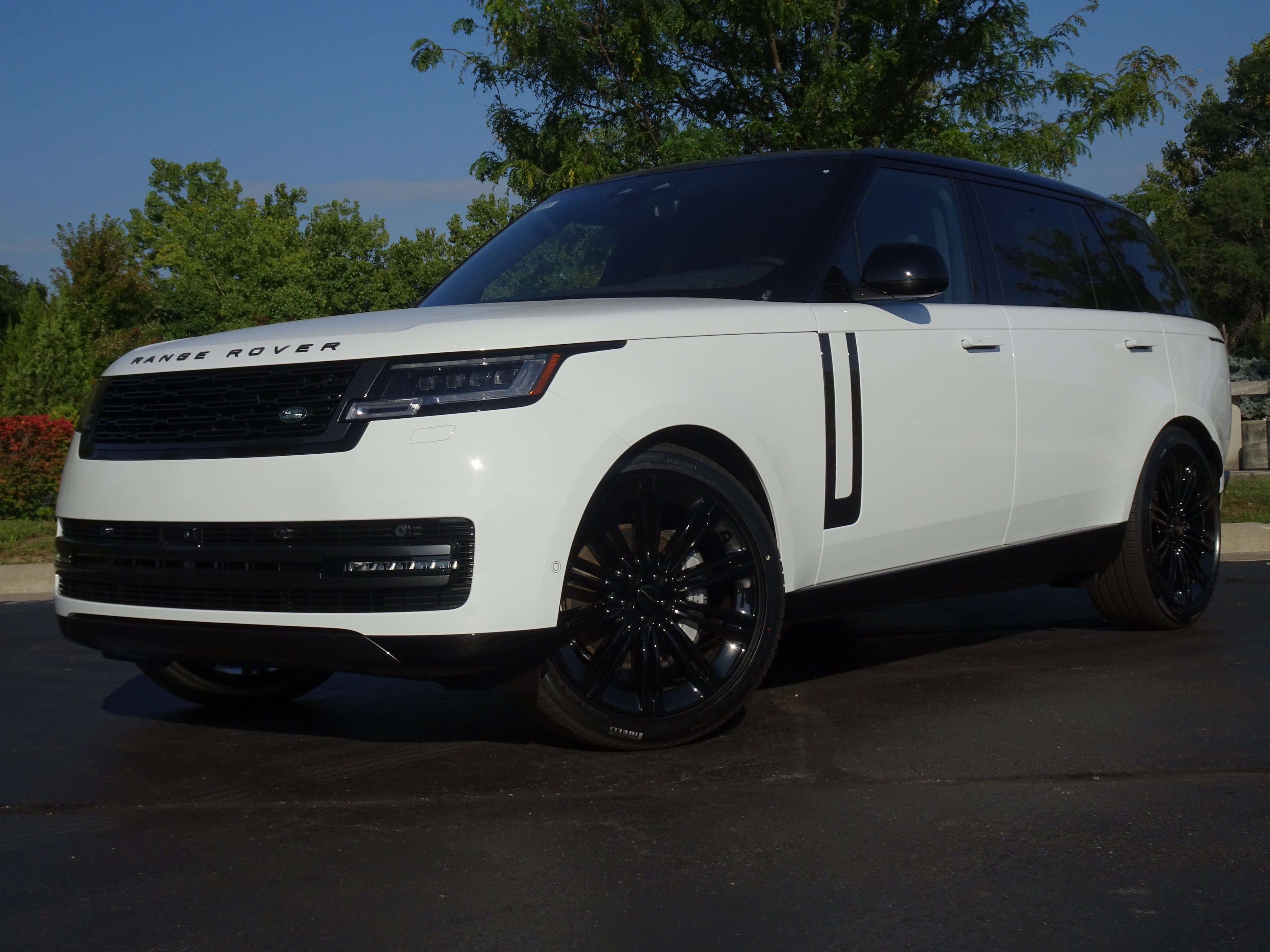 New 2026 Land Rover Range Rover Long Wheelbase SE AWD/4WD image 1